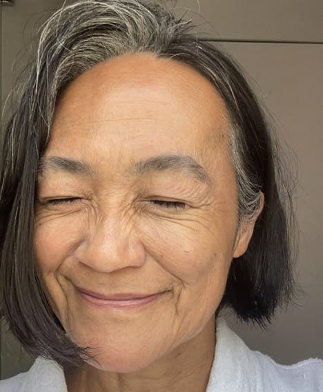 Rosto de mulher com os olhos fechados