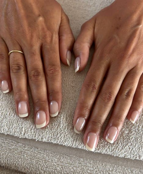 Mãos com unhas cuidadas